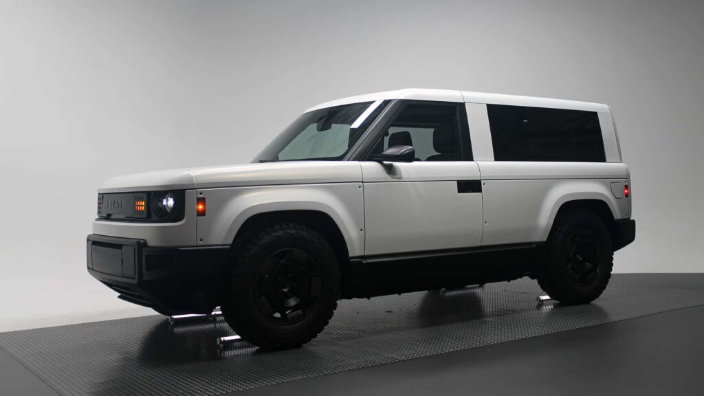 Hvid elektrisk SUV med moderne design i studieindstilling