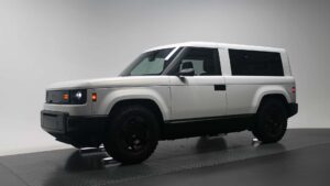 Hvid elektrisk SUV med moderne design i studieindstilling