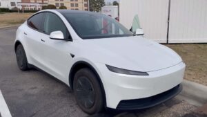 Tesla elektrisk bil ved opladningsstation