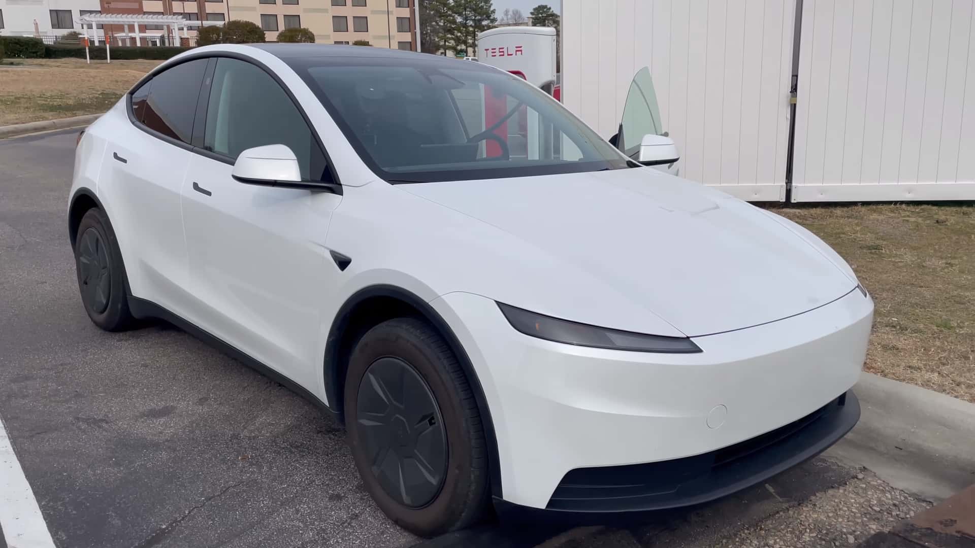 Tesla elektrisk bil ved opladningsstation