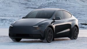 Sort Tesla elbil parkeret i sneklædt landskab