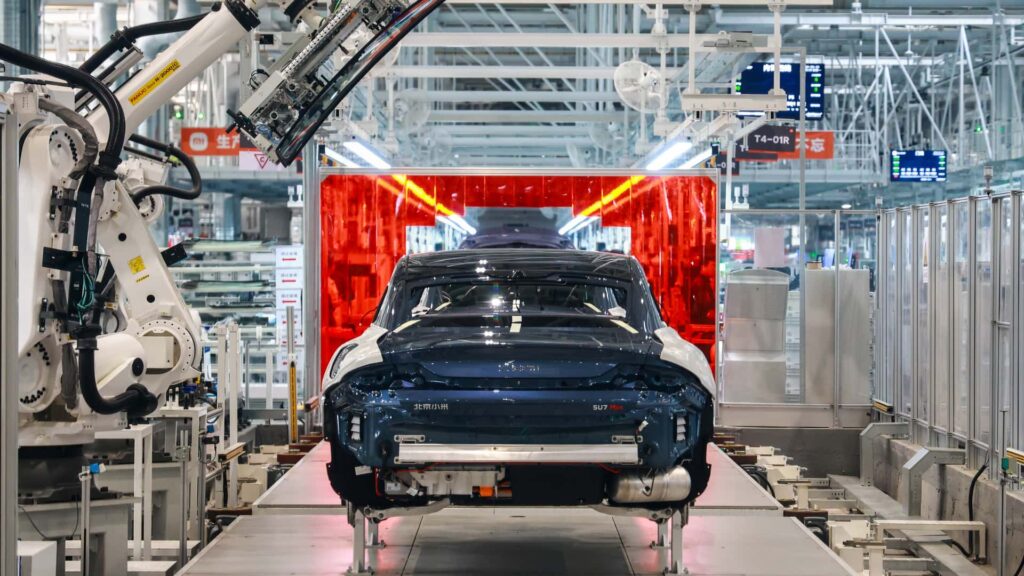 Tesla bilproduktion med avanceret robotteknologi på fabrik