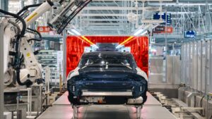 Tesla bilproduktion med avanceret robotteknologi på fabrik