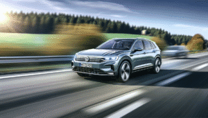 Elektrisk SUV kører på motorvej med skov i baggrunden