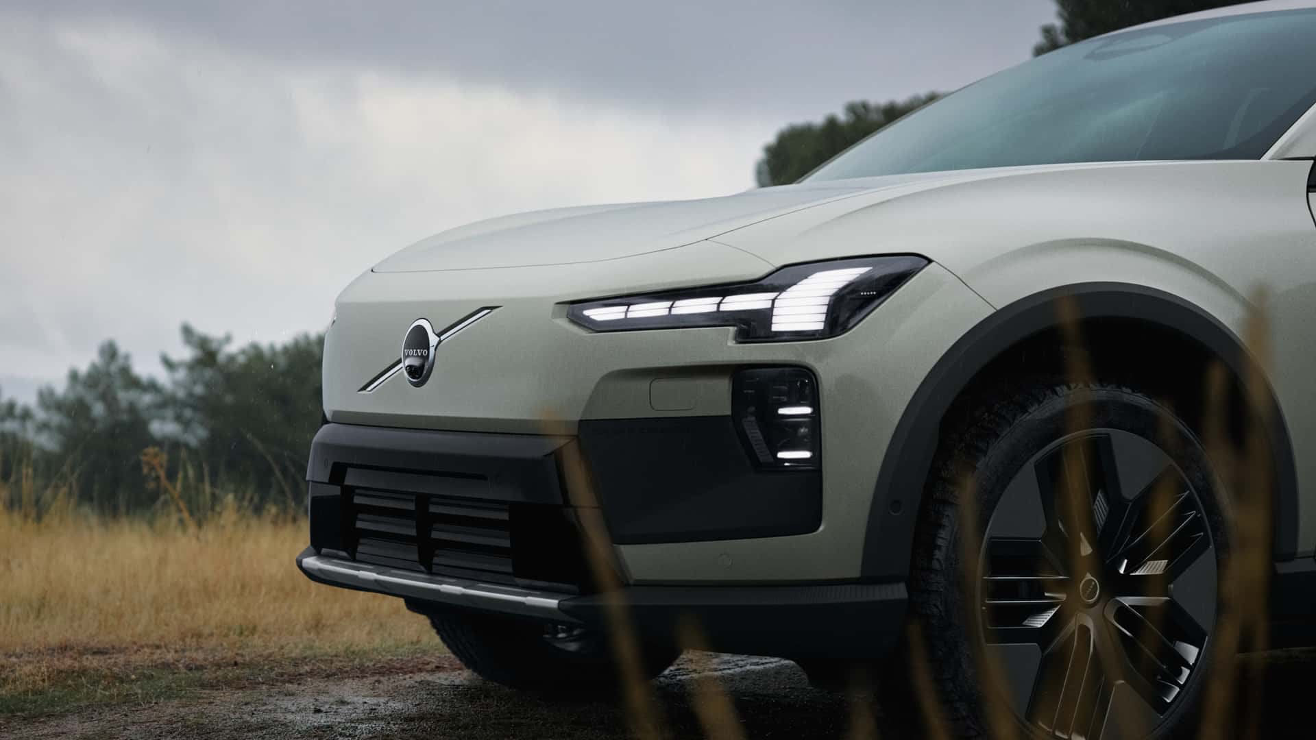 Volvo elbil med moderne forlygter og aerodynamisk design i et naturlandskab