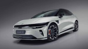 Elegant elektrisk bil designet med avanceret aerodynamik og skarpe linjer