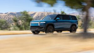 Elektrisk SUV kører gennem et landskab