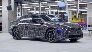 Prototype af elektrisk bil med kamuflage i produktionshal
