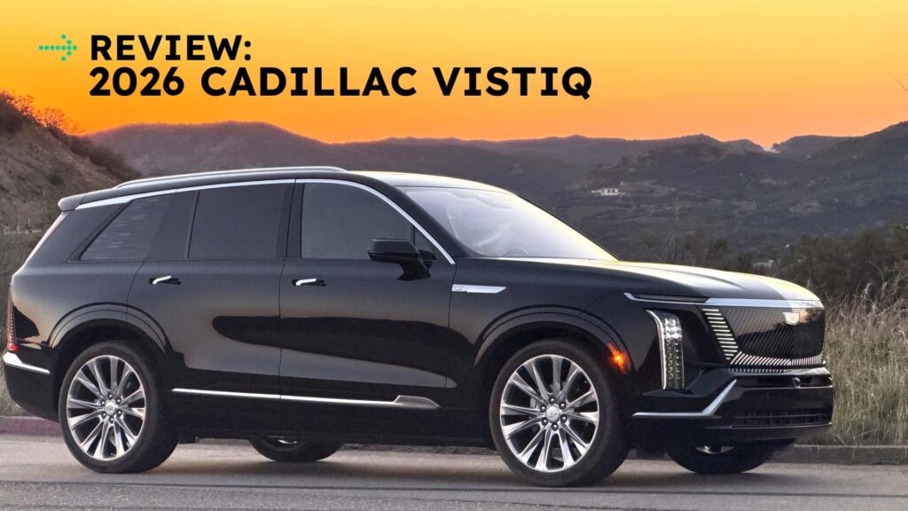 Anmeldelse: 2026 Cadillac Vistiq SUV ved solnedgang i bjerglandskab