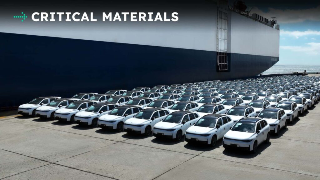 Række af elektriske biler foran fragtskib til kritiske materialer