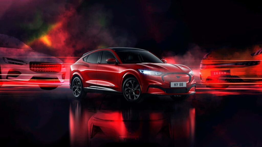 Rød elektrisk bil med moderne design i en dynamisk og futuristisk atmosfære