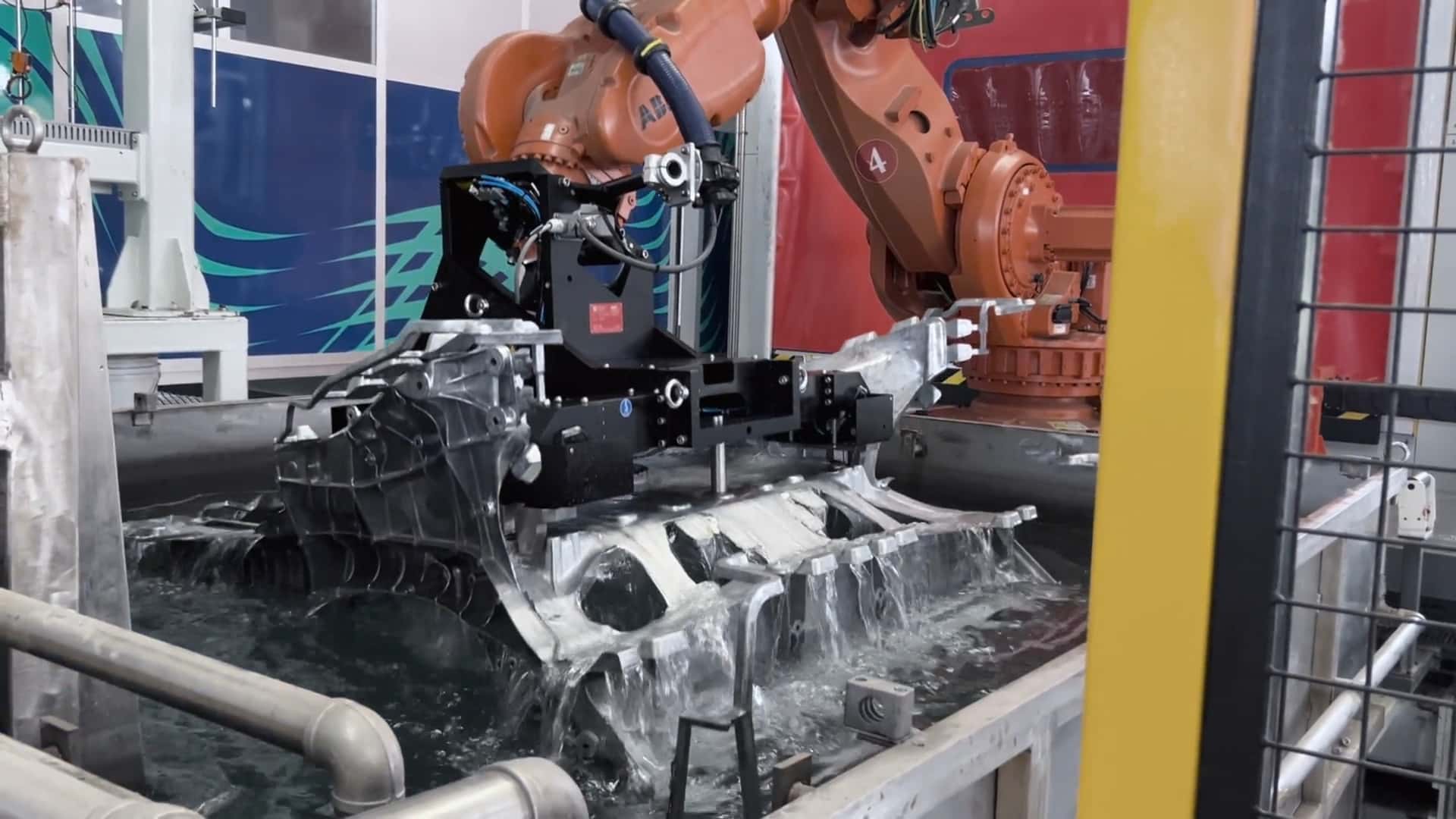 Industrirobot monterer komponent til elbil i produktionslinje