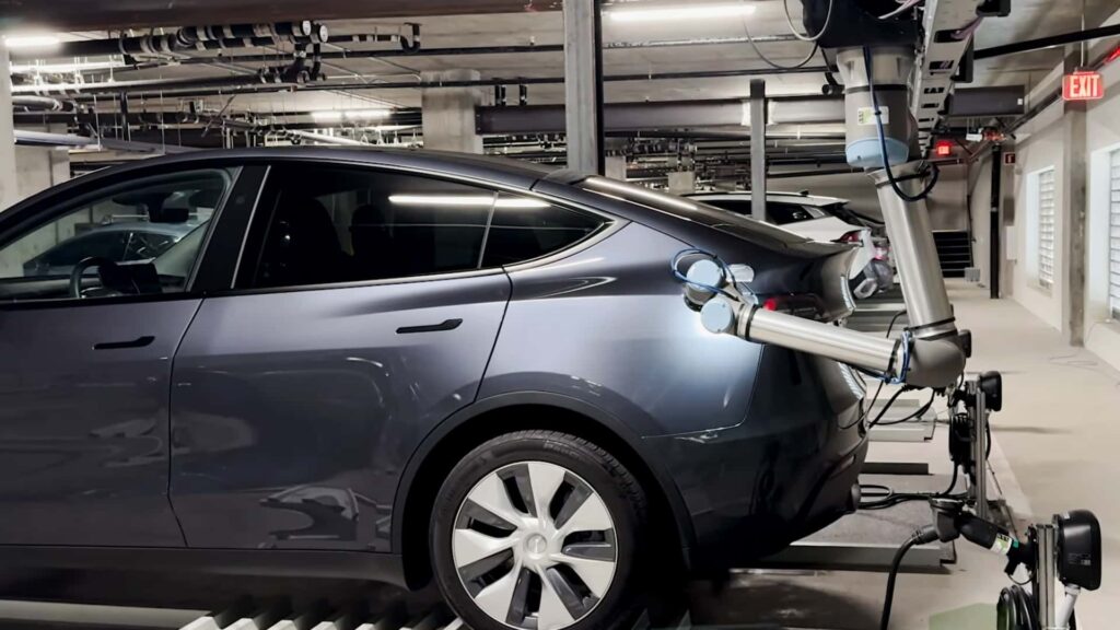 Tesla elbil oplades af automatisk robotarm i parkeringskælder