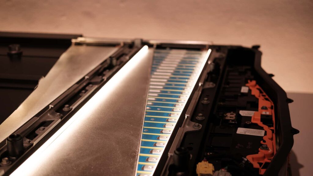 Nærbillede af Tesla batteripakke og elektroniske komponenter