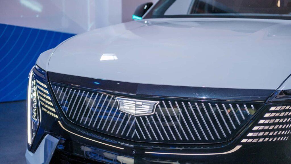 Nærbillede af bilfront med stilfuldt, stribet gitter og logo