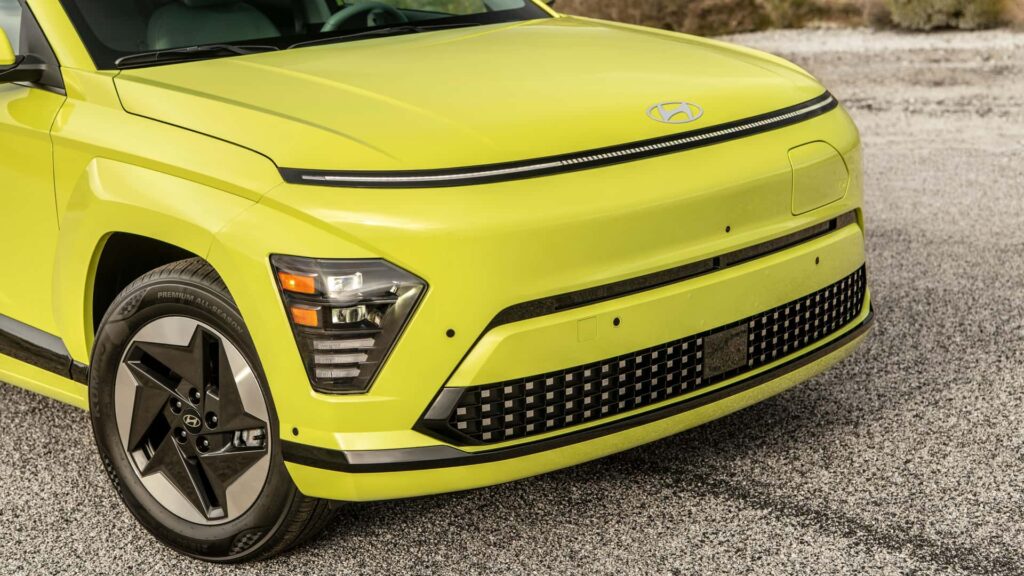 Nærbillede af fronten på en gul elektrisk bil på en grusvej