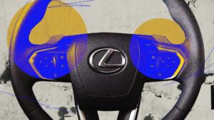 Styrehjul og kontrolknapper i en Lexus bil, fremhævet med farver og design