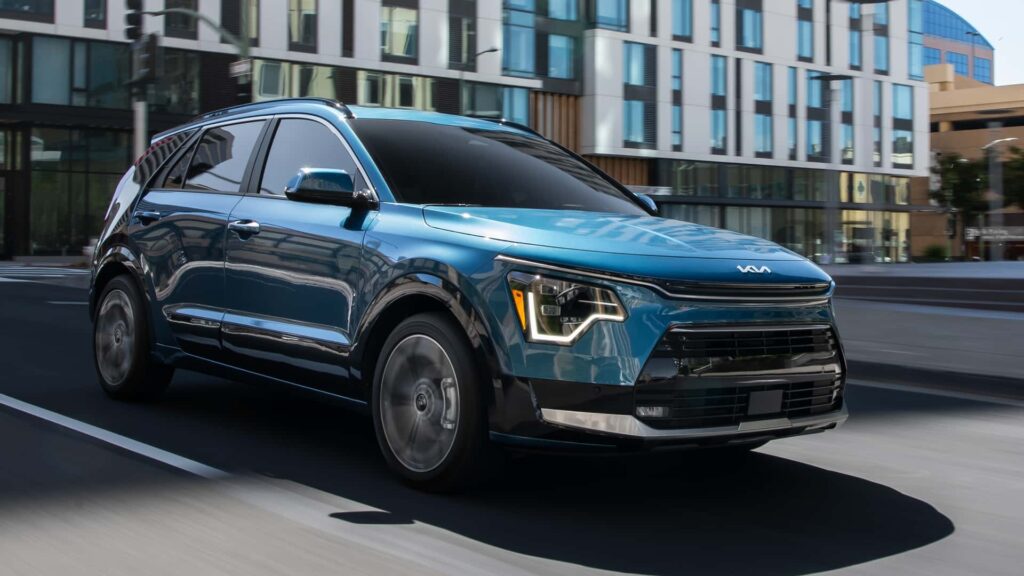 Moderne elektrisk SUV kører gennem byens gader