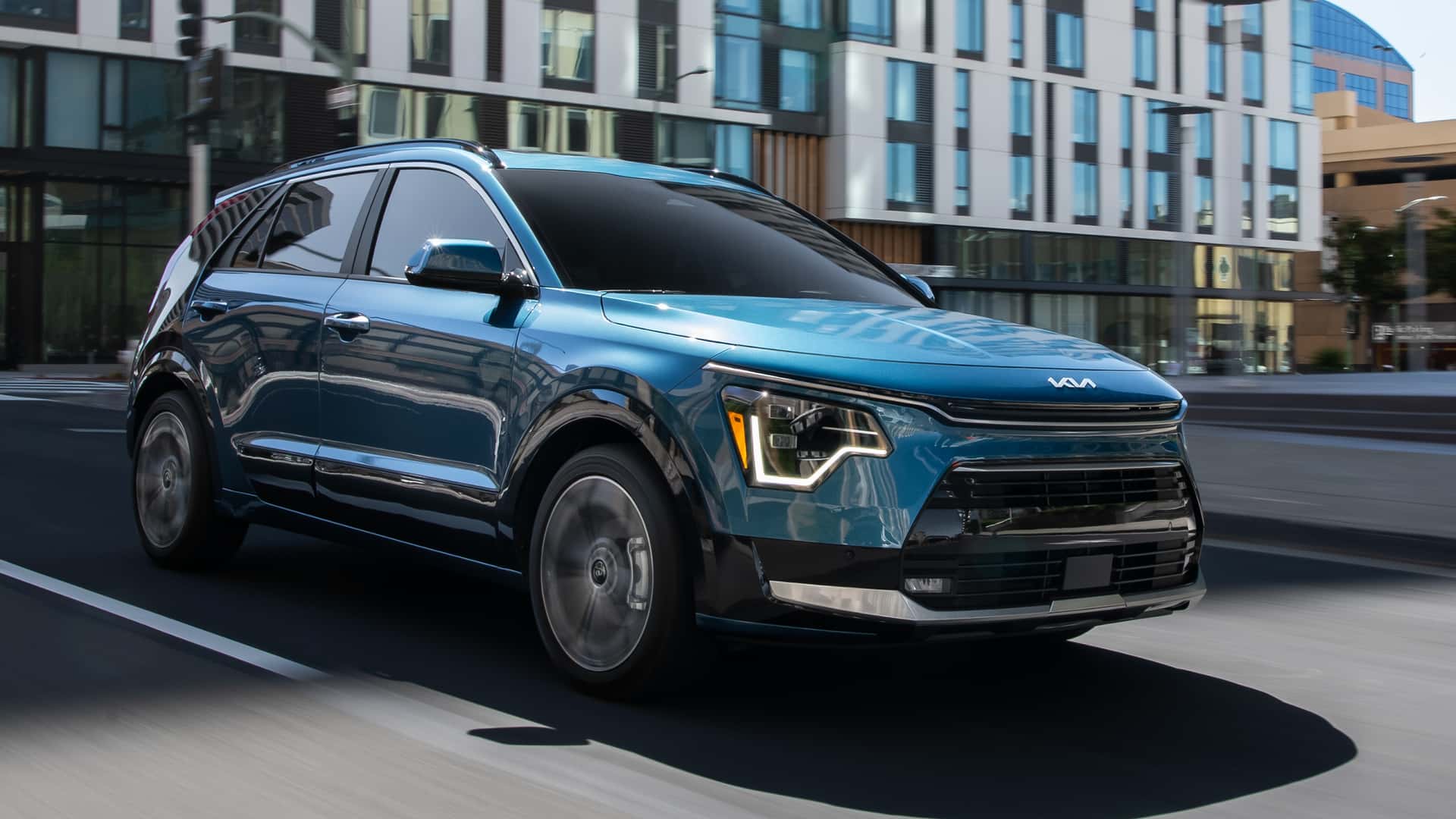 Moderne elektrisk SUV kører gennem byens gader