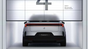 Polestar 4 i garage med moderne design, ny model 2026