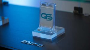 QS Power battericelleudstilling i en glaskasse på et bord