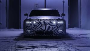 Elektrisk bil med camouflage mønster i mørkt showroom