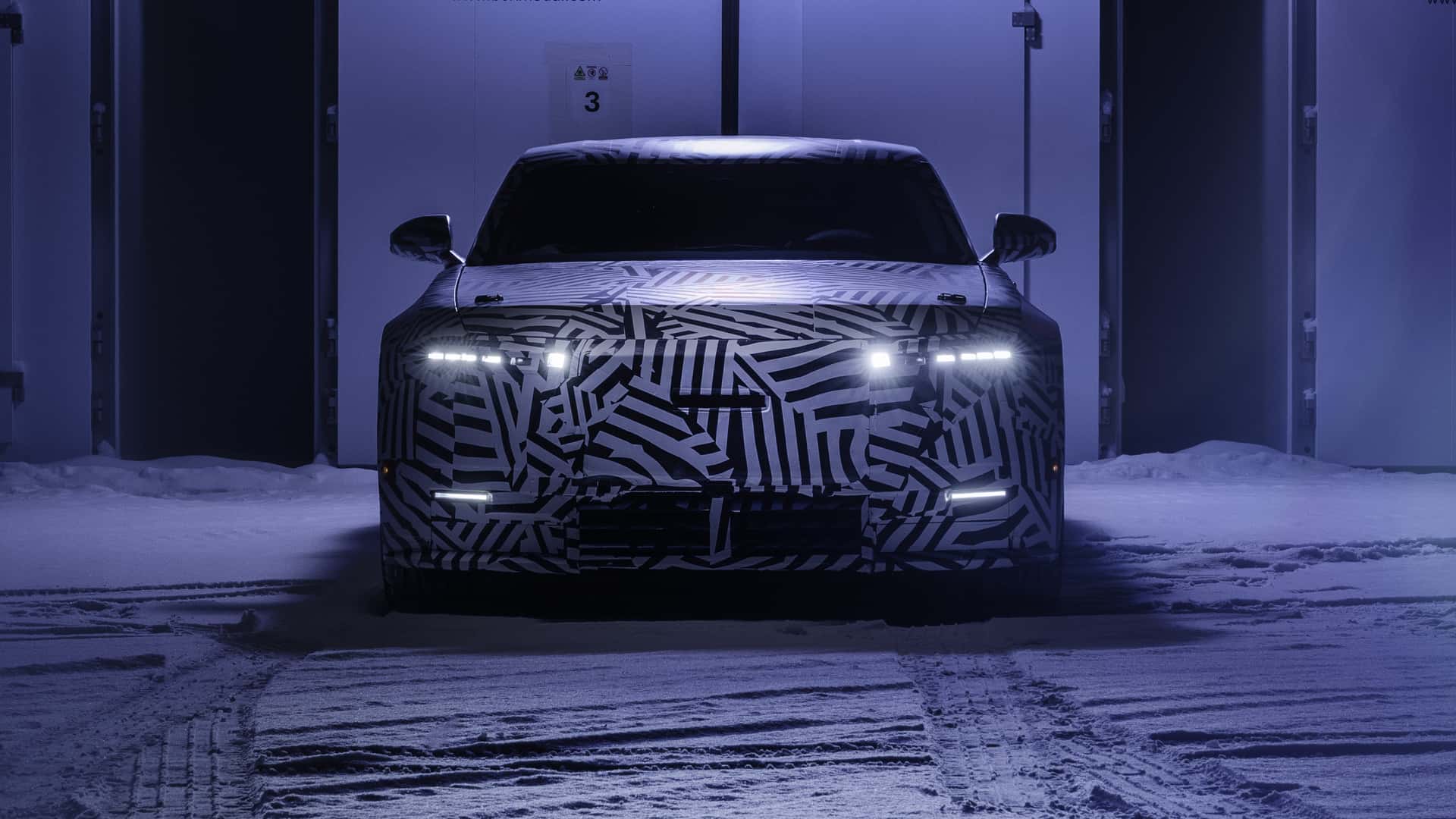 Elektrisk bil med camouflage mønster i mørkt showroom