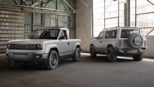 To elektriske firmabiler i en garage med industrielle omgivelser
