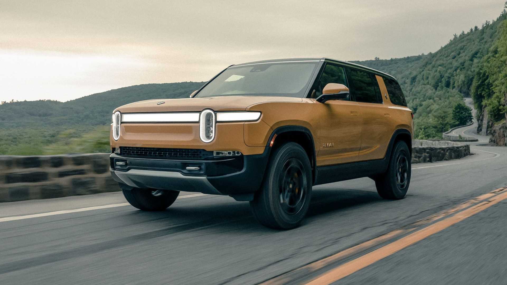 Elektrisk SUV på en naturskøn bjergvej