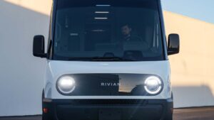 Forfra af Rivian elektrisk varevogn med lys tændt