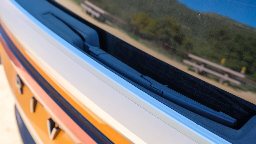 Nærbillede af Tesla bilens vinduesvisker og bagrude