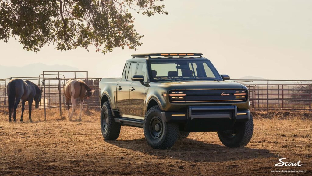 Elektrisk pickup truck fra Scout i landligt miljø ved siden af heste
