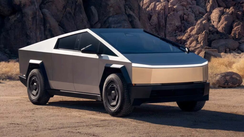 Tesla Cybertruck parkeret i en ørken, fremhæver dets futuristiske design og robuste konstruktion