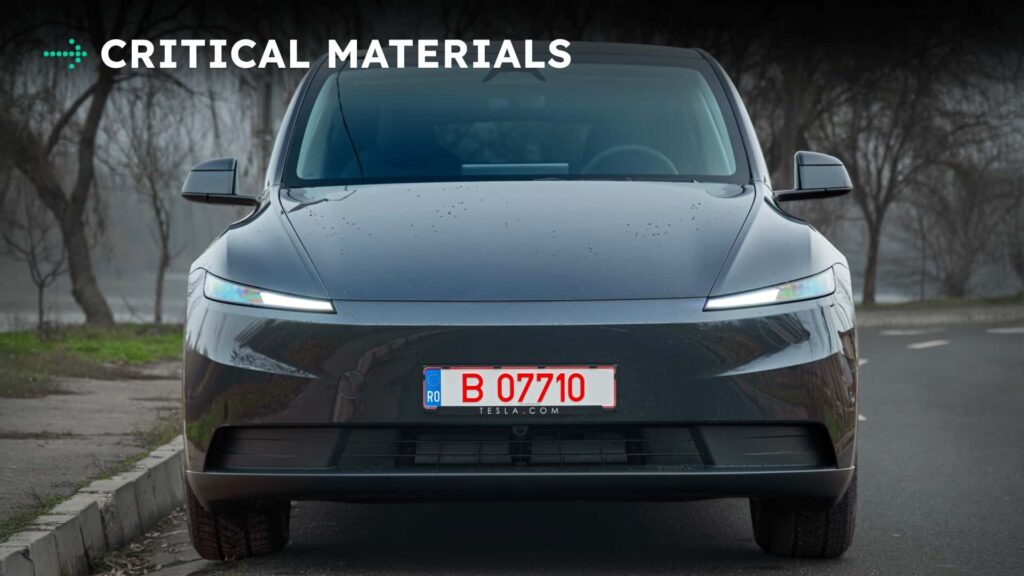 Forlygterne på en Tesla-bil under overskriften 'Critical Materials'