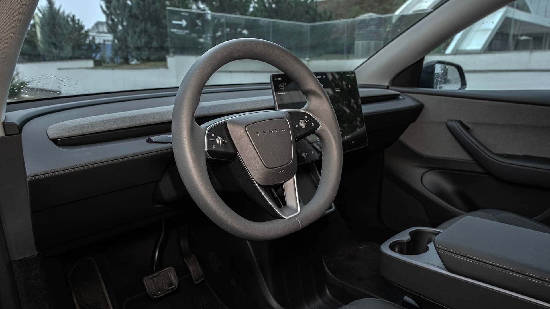 Tesla bilinteriør med moderne rat og centerkonsol