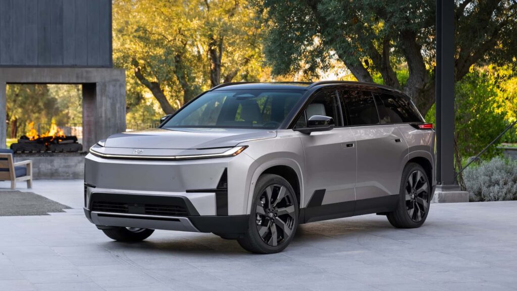 Futuristisk elektrisk SUV parkeret foran et moderne hjem