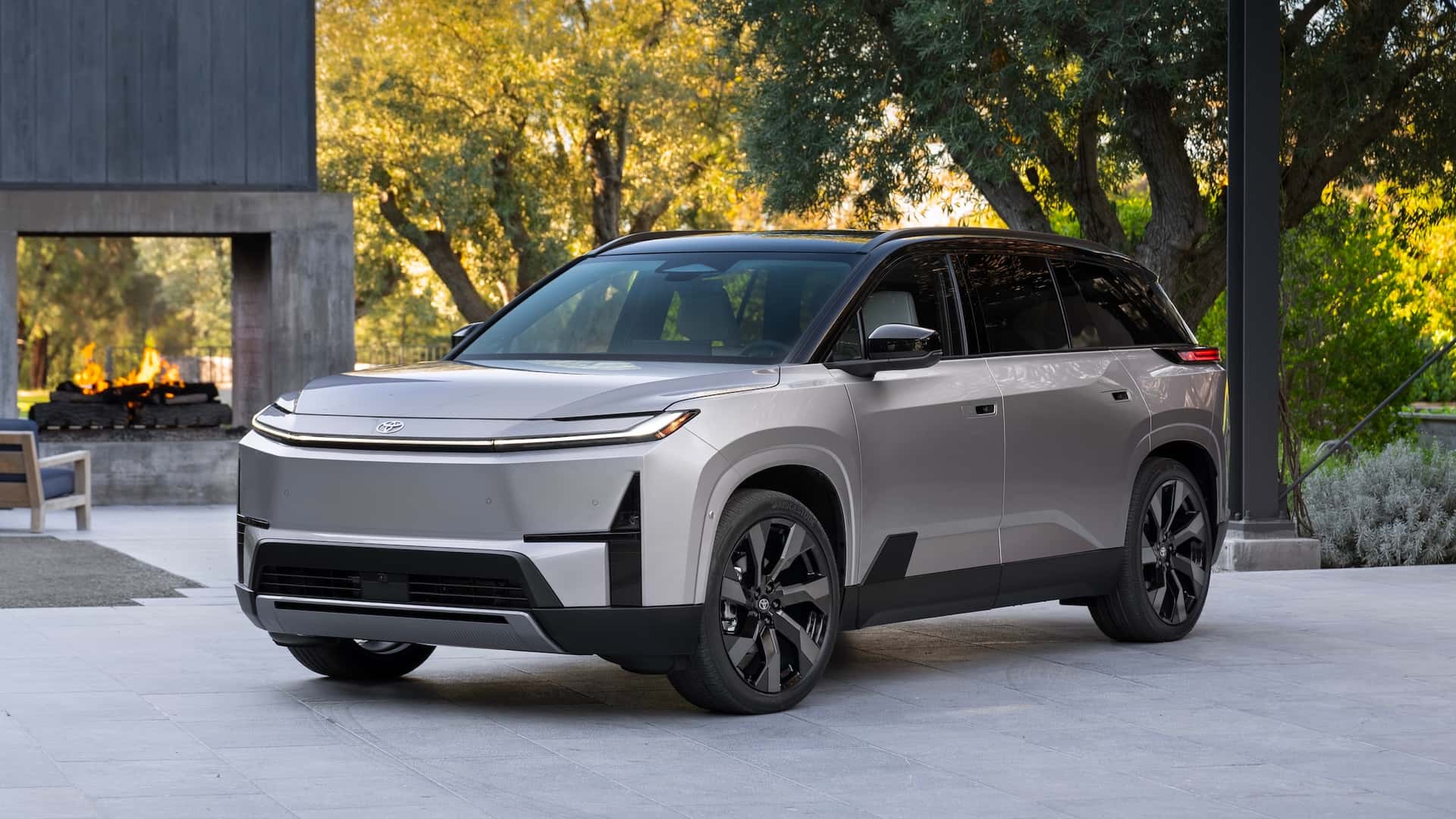 Futuristisk elektrisk SUV parkeret foran et moderne hjem