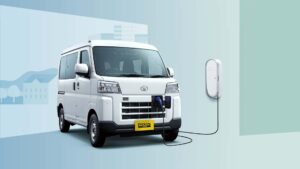 Hvid Toyota elbil med ladestation