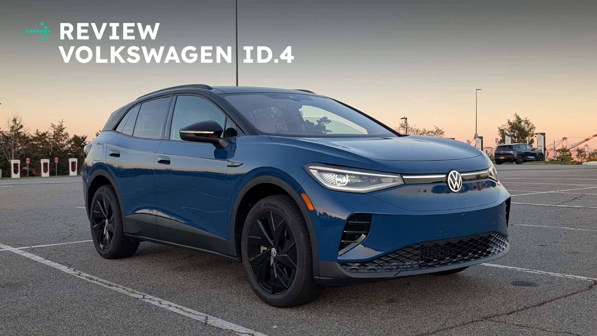 Anmeldelse af Volkswagen ID.4 elbil i blåt, parkeret på en åben plads.