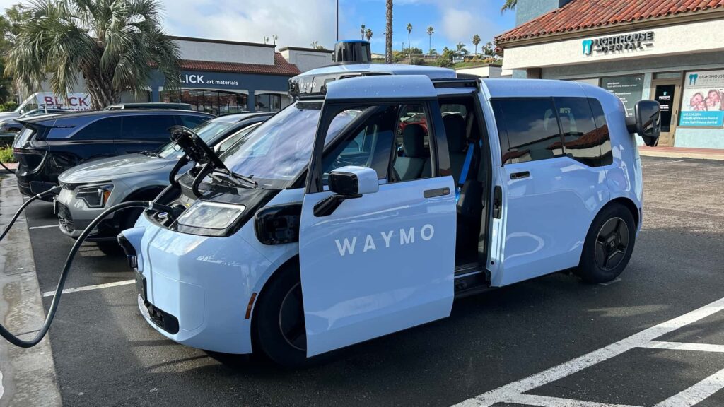 Waymo selvkørende elbil ved opladningsstation