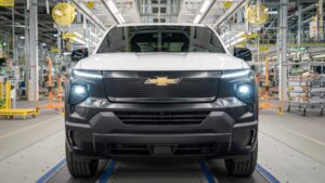 Forenden af en elektrisk Chevrolet pickup på fabriksgulvet
