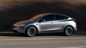 Tesla elbil kører på motorvej i høj fart