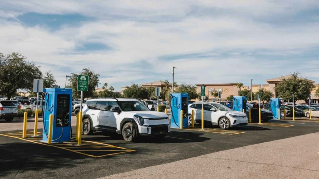 Elektriske biler oplader ved en station i nærheden af en Walmart-butik