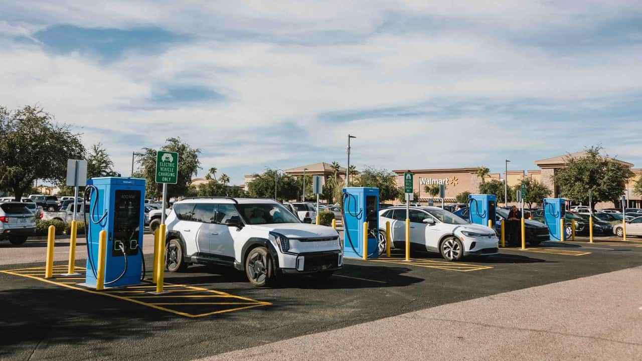 Elektriske biler oplader ved en station i nærheden af en Walmart-butik