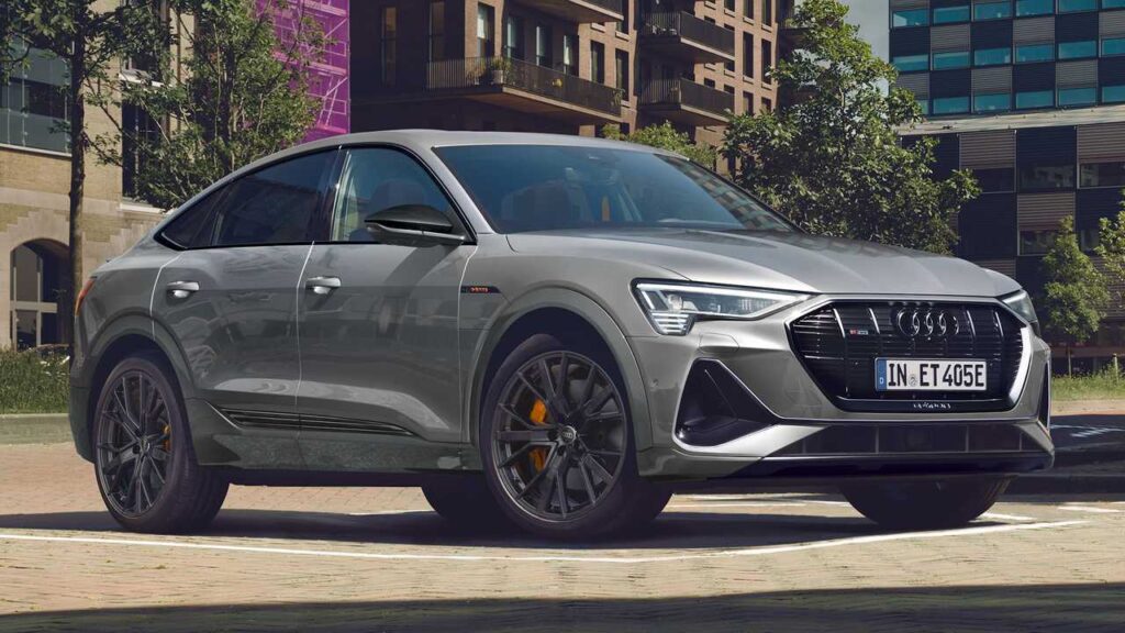 Audi e-tron elbil parkeret i bymiljø