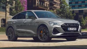 Audi e-tron elbil parkeret i bymiljø