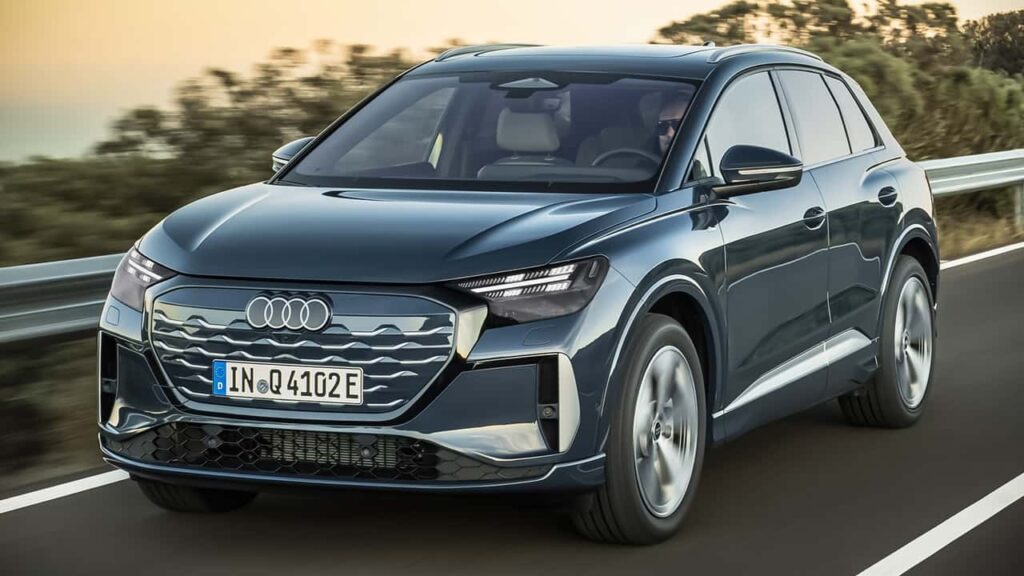 Elektrisk Audi SUV kører på en motorvej