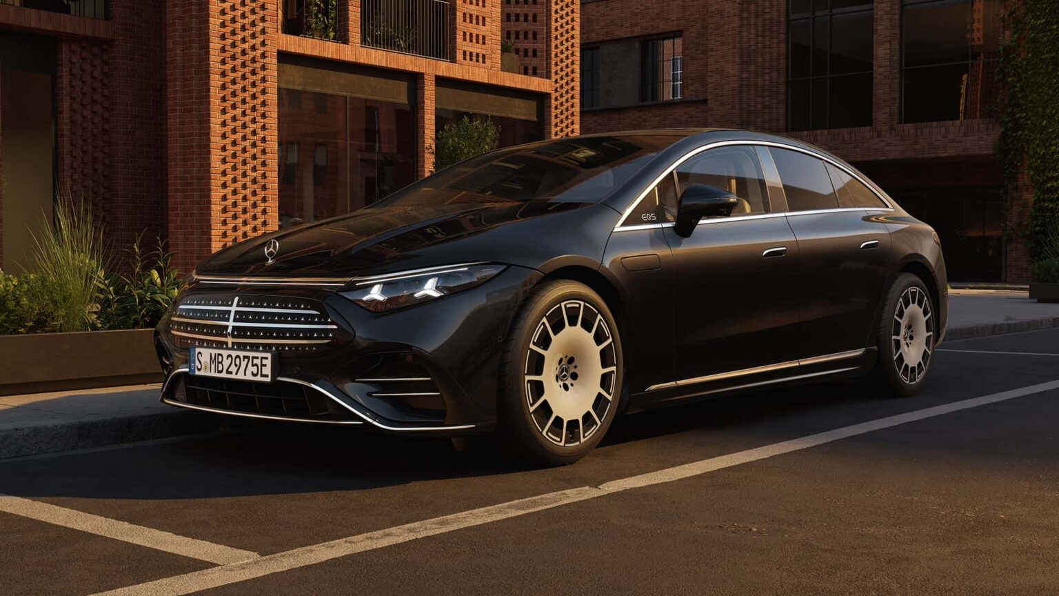 Sleek elbil parkeret foran moderne bygning