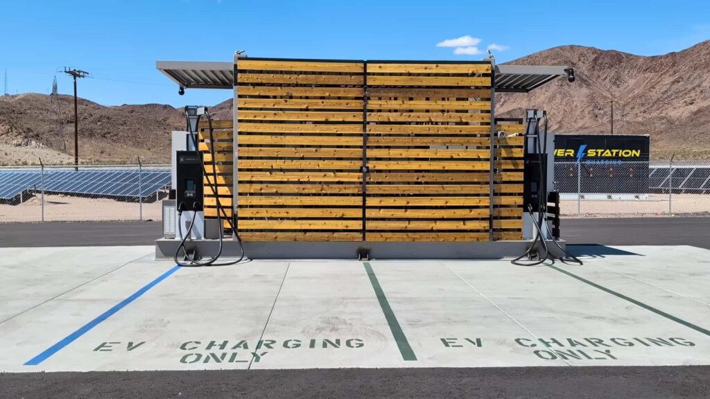 Elbil-opladningsstation med solpaneler i bjergomgivelser