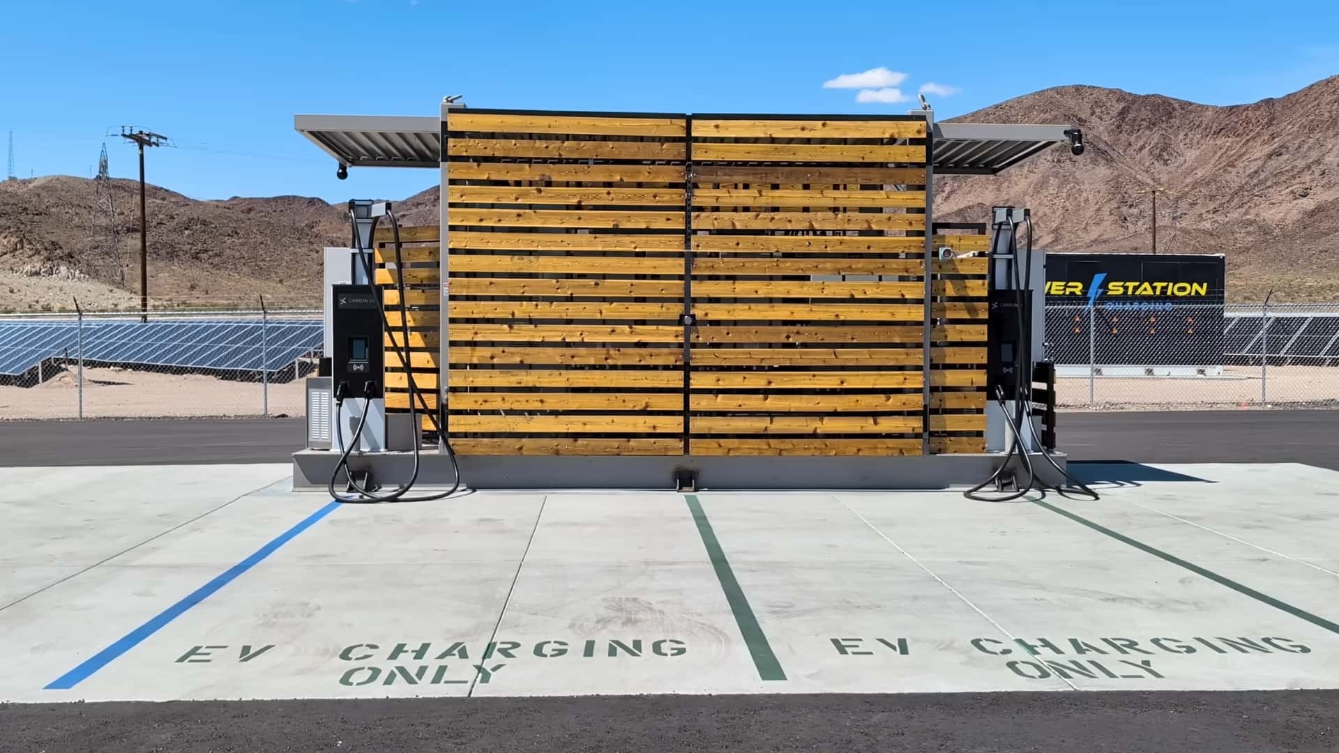 Elbil-opladningsstation med solpaneler i bjergomgivelser